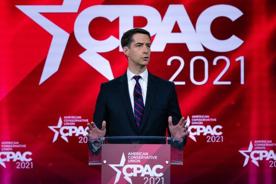 Trump Shadow Hard to Escape as 2024 Hopefuls Seek Spotlight