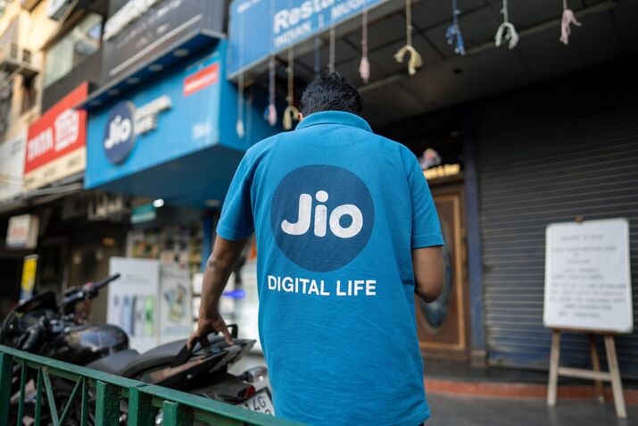 Reliance Is Said to Plan Offering All New Shares in Jio IPO