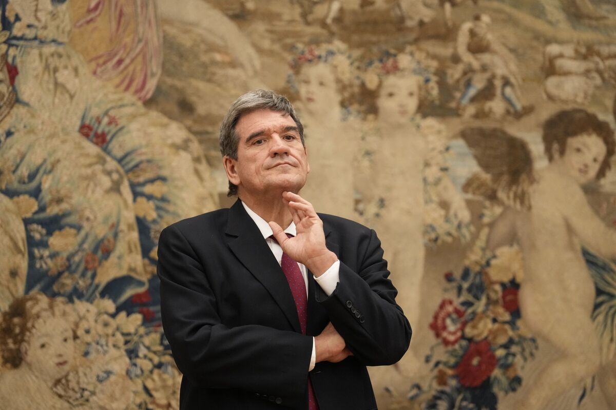 Bank of Spain’s Political Storm Rages On With Officials Exiting
