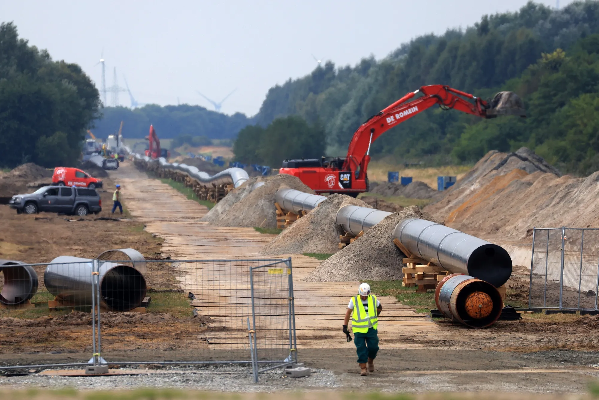 Construction works on&nbsp;a pipeline to Uniper SE’s&nbsp;LNG&nbsp;floating storage and regasification unit&nbsp;in&nbsp;Germany in September 2022.&nbsp;
