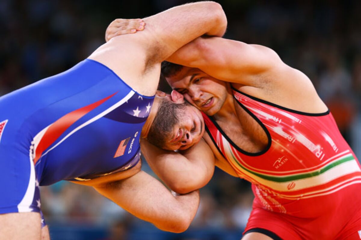 S wrestling. Вольная борьба олимпиада. Борьба Олимпийские игры. Самые красивые броски в борьбе. Судья Вольная борьба олимпиада\.