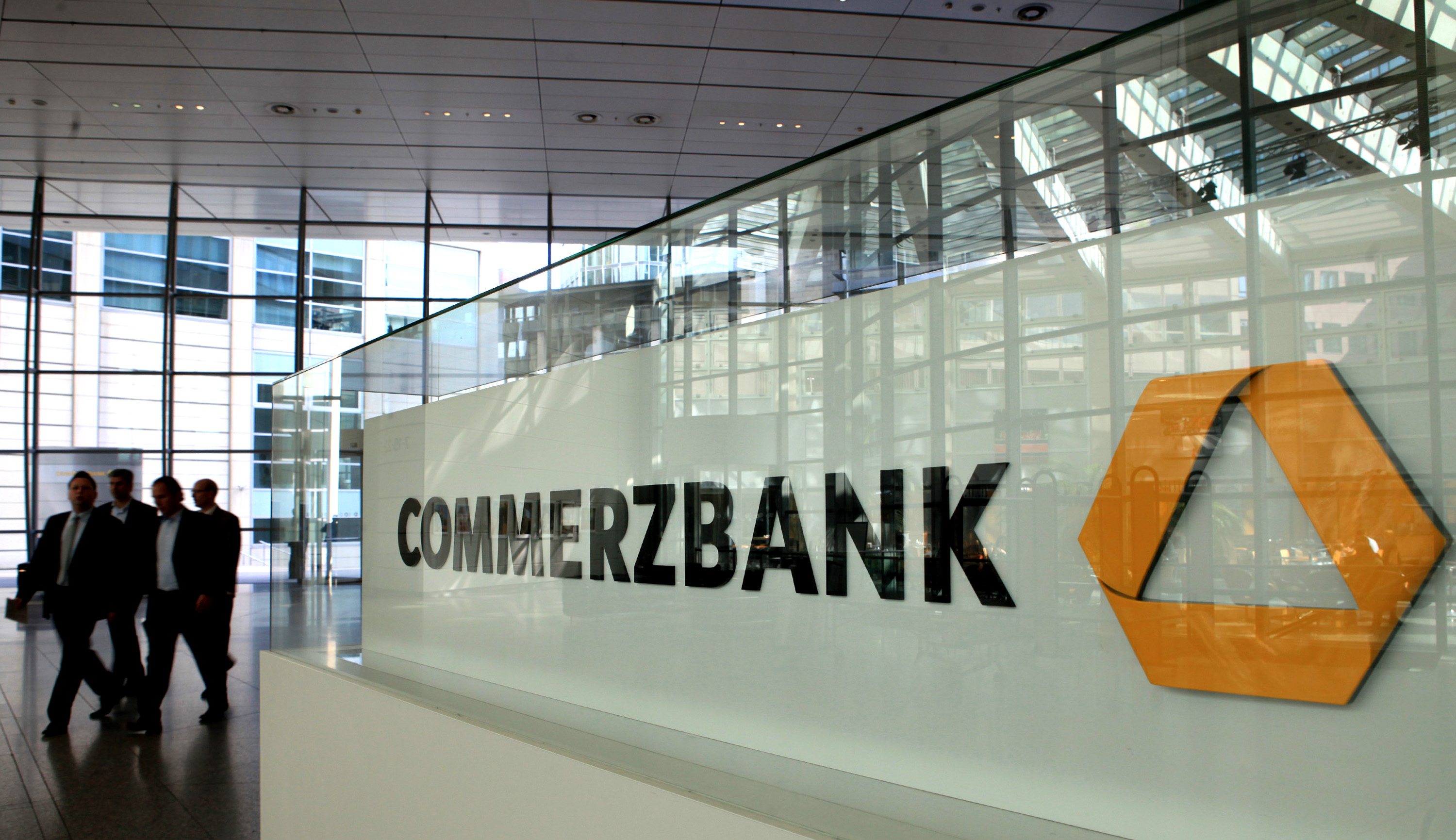 Иском банк. Коммерцбанк. Commerzbank Bank. Adidas Commerzbank. Commerz III.