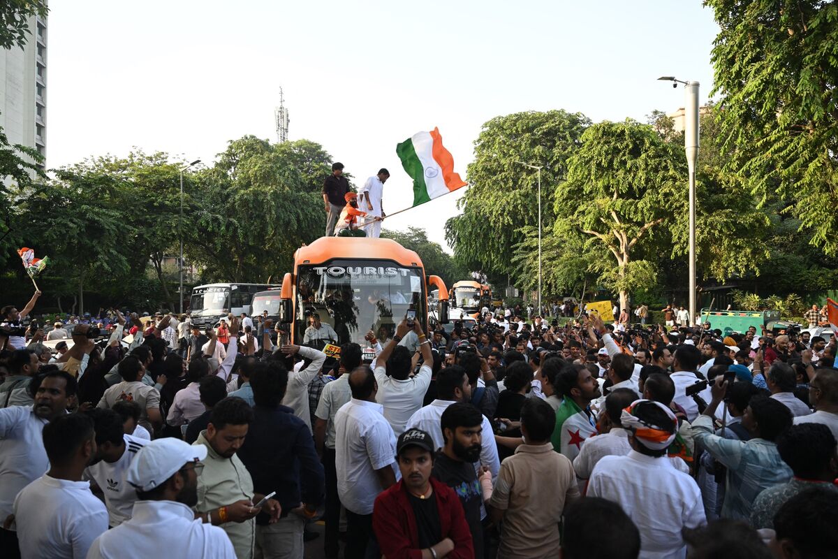 Police Detain Rahul Gandhi, Block Voter-Roll Protest for Second Day in ...