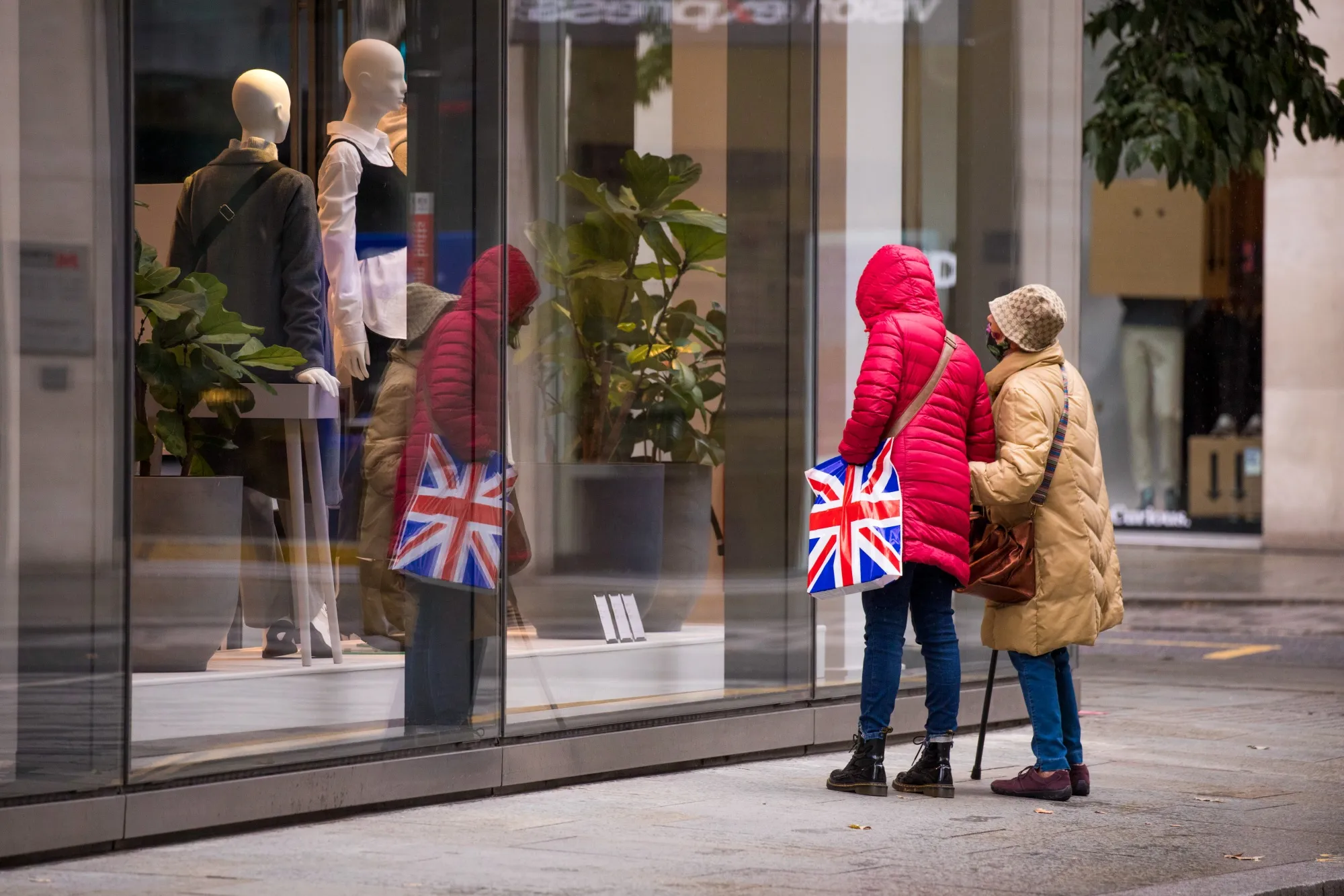 People&nbsp;browse goods in the store window in London, U.K., on Oct. 12.
