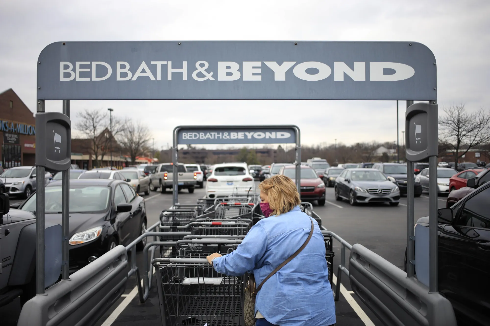 A person&nbsp;gets a shopping cart at a Bed Bath &amp; Beyond store in Louisville, Kentucky.