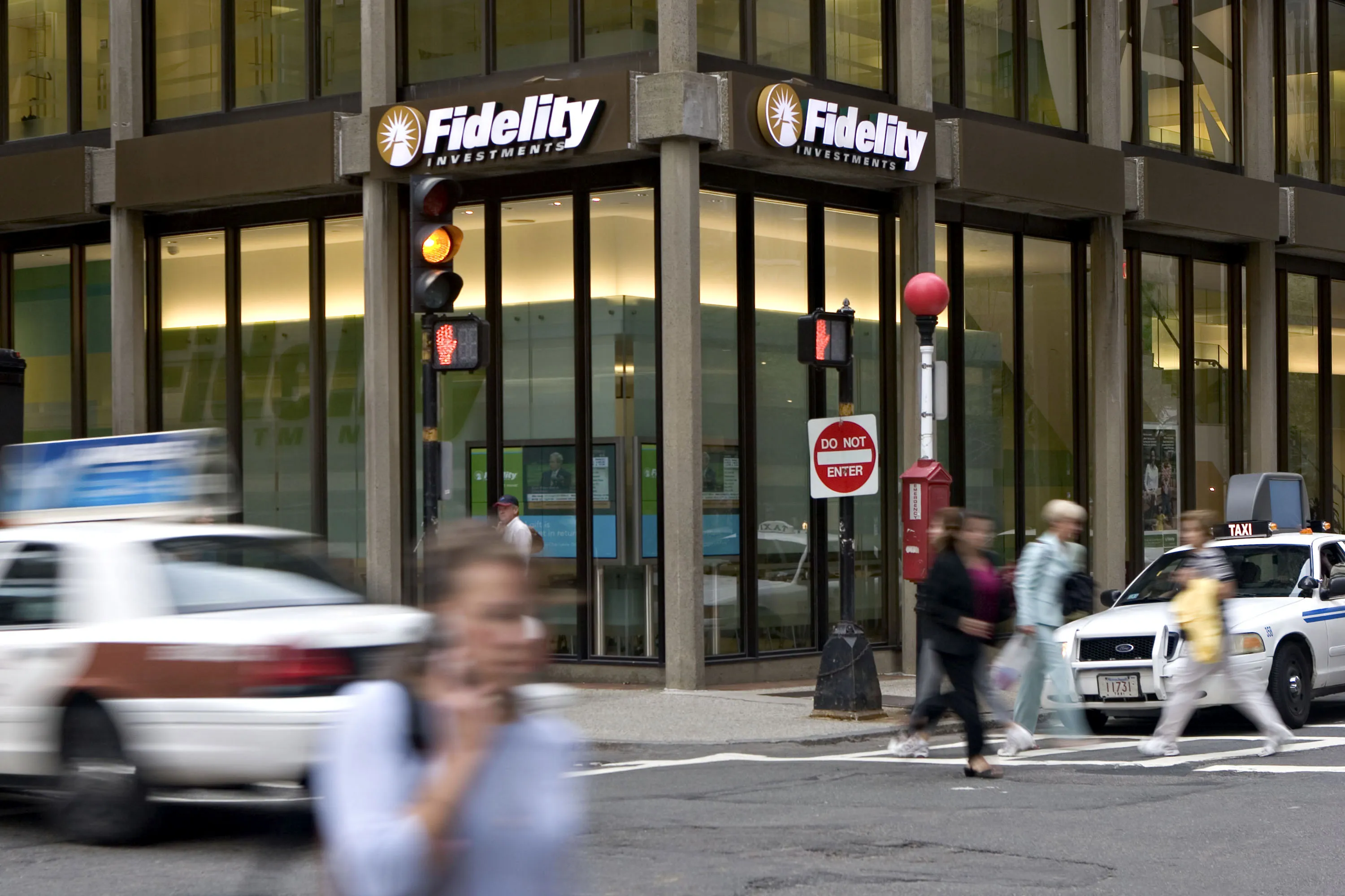 Fidelity Adds to Apple Stake, Cuts AbbVie Shares, Exits GrubHub - Bloomberg
