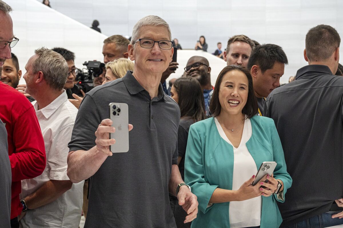 What to expect from Apple's September 9 event: four iPhone 16 models, two new AirPods, Apple Watch Series 10 with an updated look, Apple Intelligence, and more (Mark Gurman/Bloomberg)