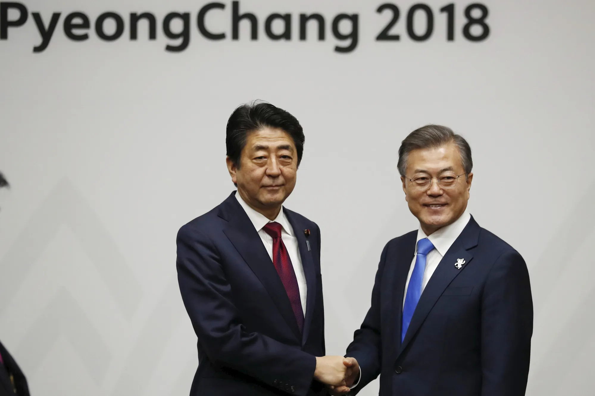 対北朝鮮圧力「最大限に」、文大統領と確認－安倍首相 - Bloomberg
