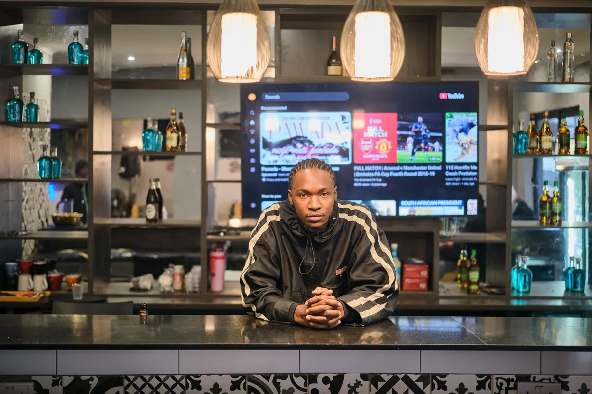 مدیر بار، تابو ام‌پوفو، می‌گوید که رونق طلا مشتریان زیادی را جذب کرده و او اکنون ویسکی را به صورت بطری می‌فروشد.