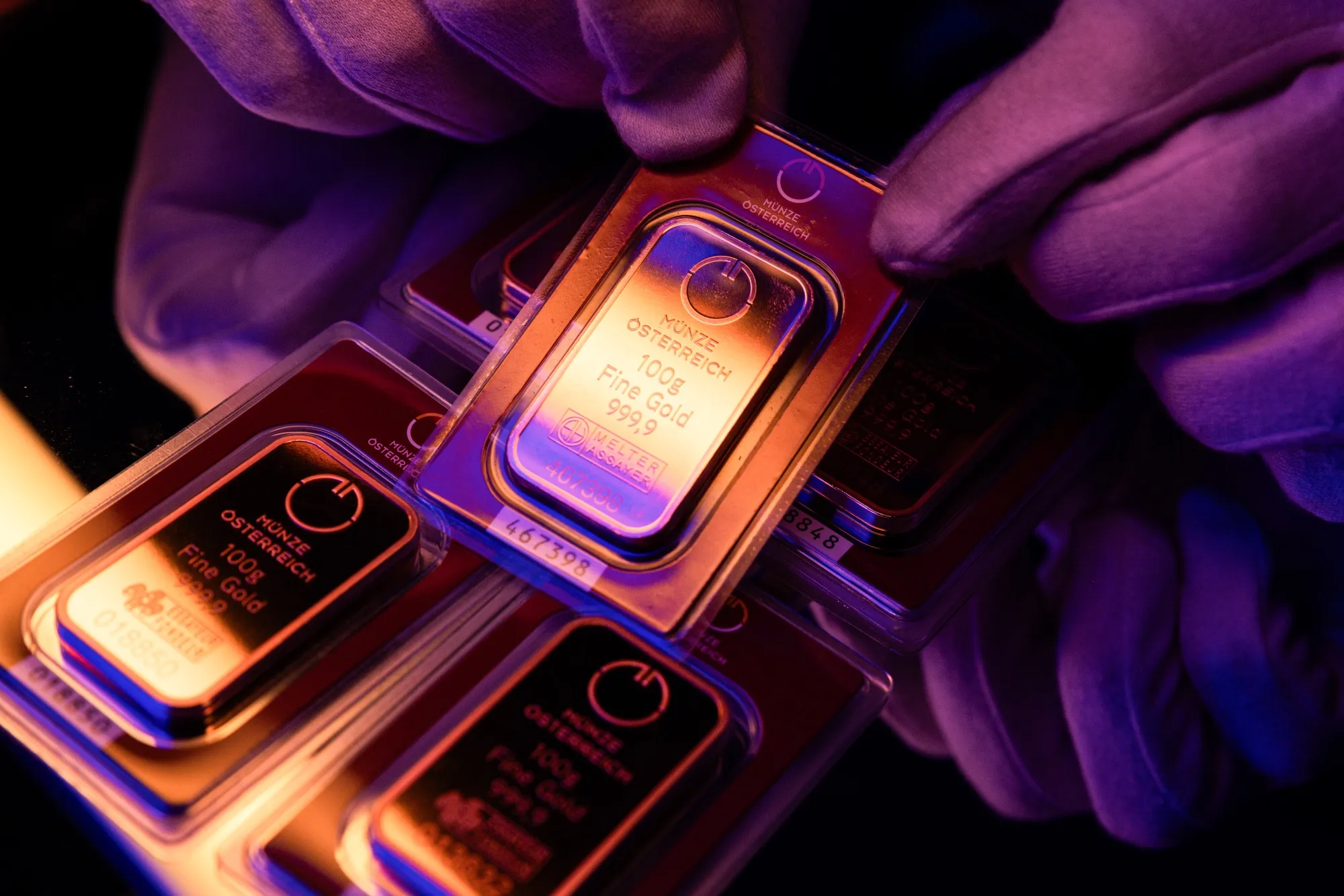 A 100 gram gold bar