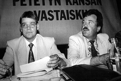 Soini and Finnish Rural Party official Reijo Rinne in 1992.