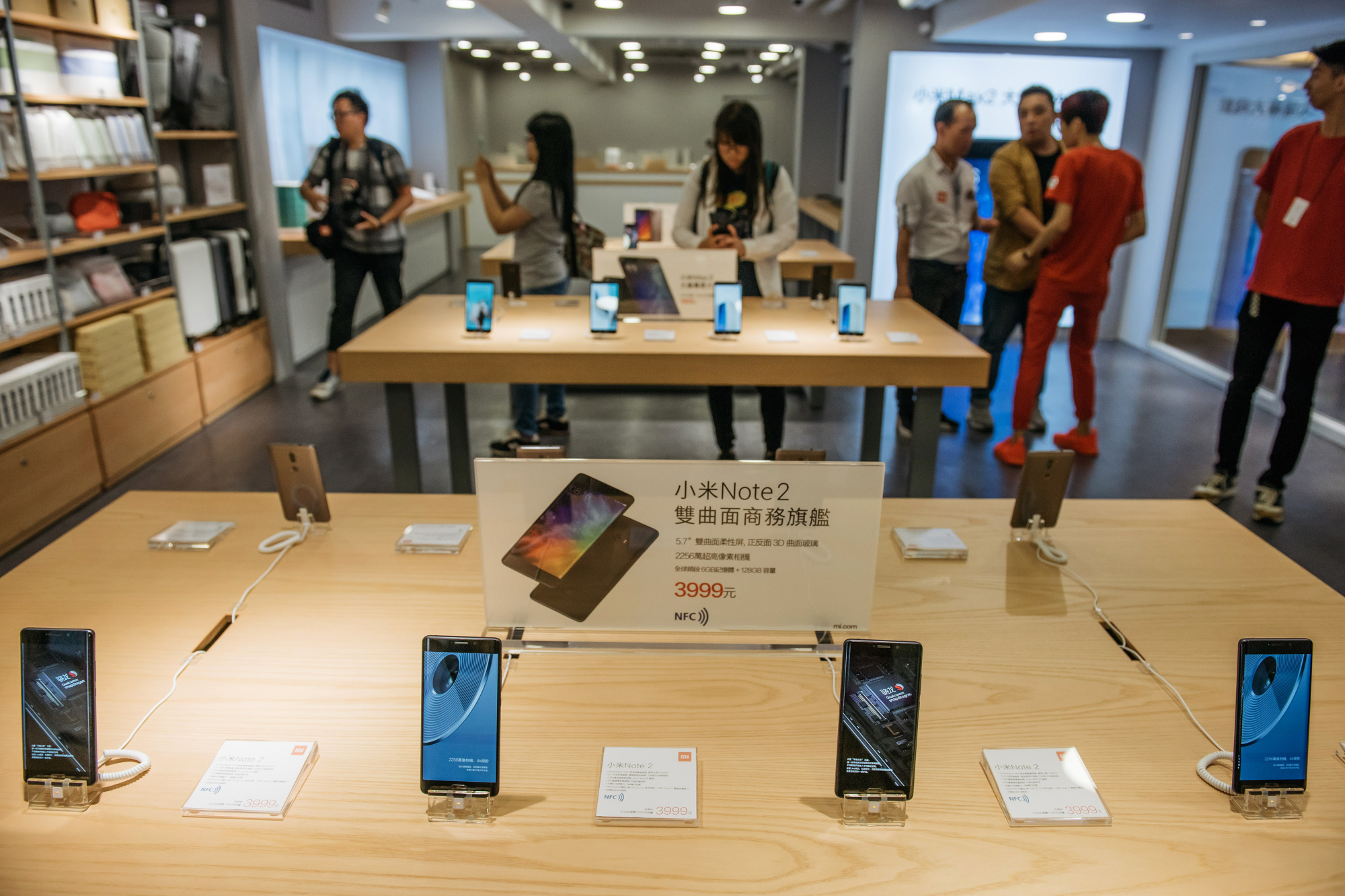 Плазменные панели (pdp — plasma display panel). Display inside. Вроцлавская биеннале. Инсталляция из чемоданов. Биеннале современного искусства венеция.