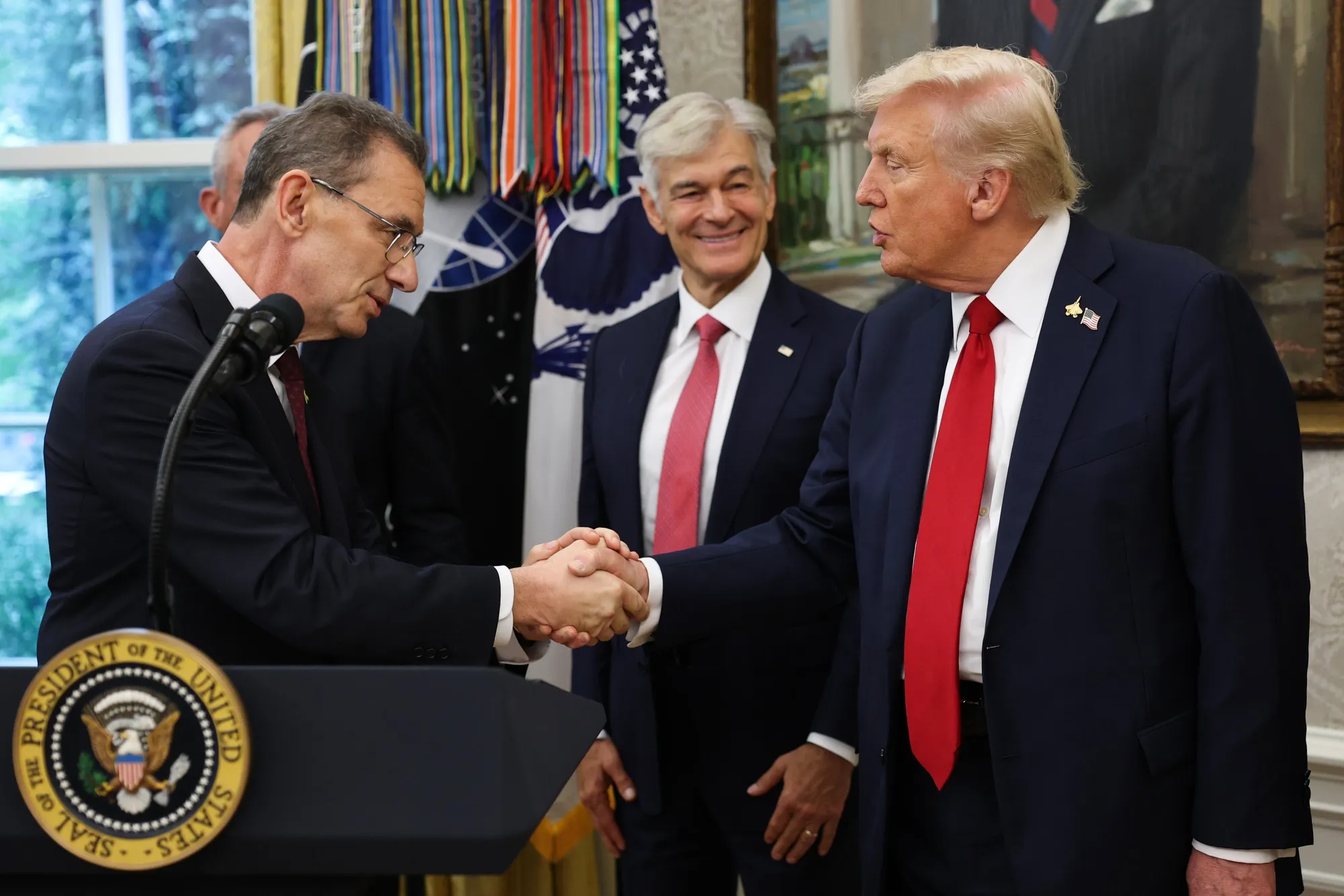 Donald Trump shakes hands with Albert Bourla in the Oval Office of the White House on Sept. 30.