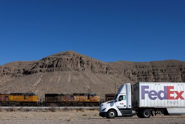 US-ECONOMY-FREIGHT-RAILWAY-PARCEL-ROAD-FEDEX