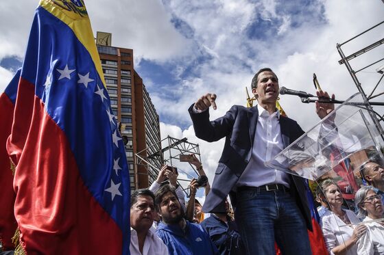 Maduro Squeezed as Trump Recognizes Guaido and Protests Expand