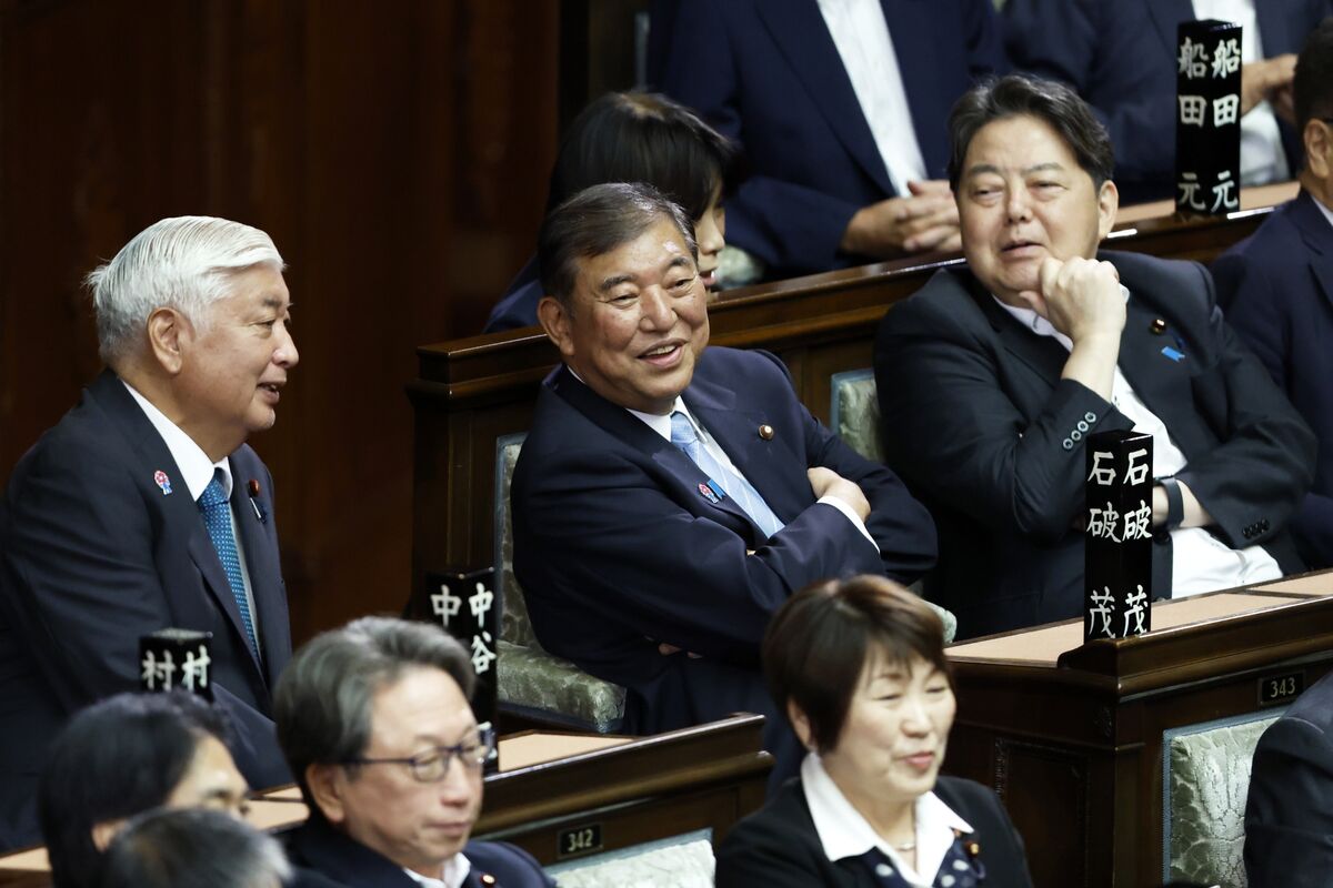 ブルームバーグのニュース記事「石破首相続投に３つの関門、ヤマは８月下旬の選挙総括－あす両院総会」の画像