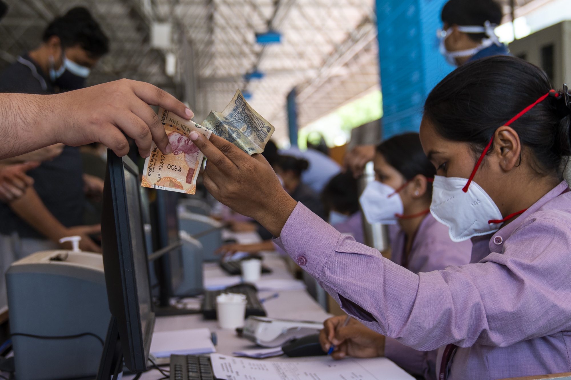 Rupee Outperforms on Bets India Covid Crisis May Have Peaked - Bloomberg