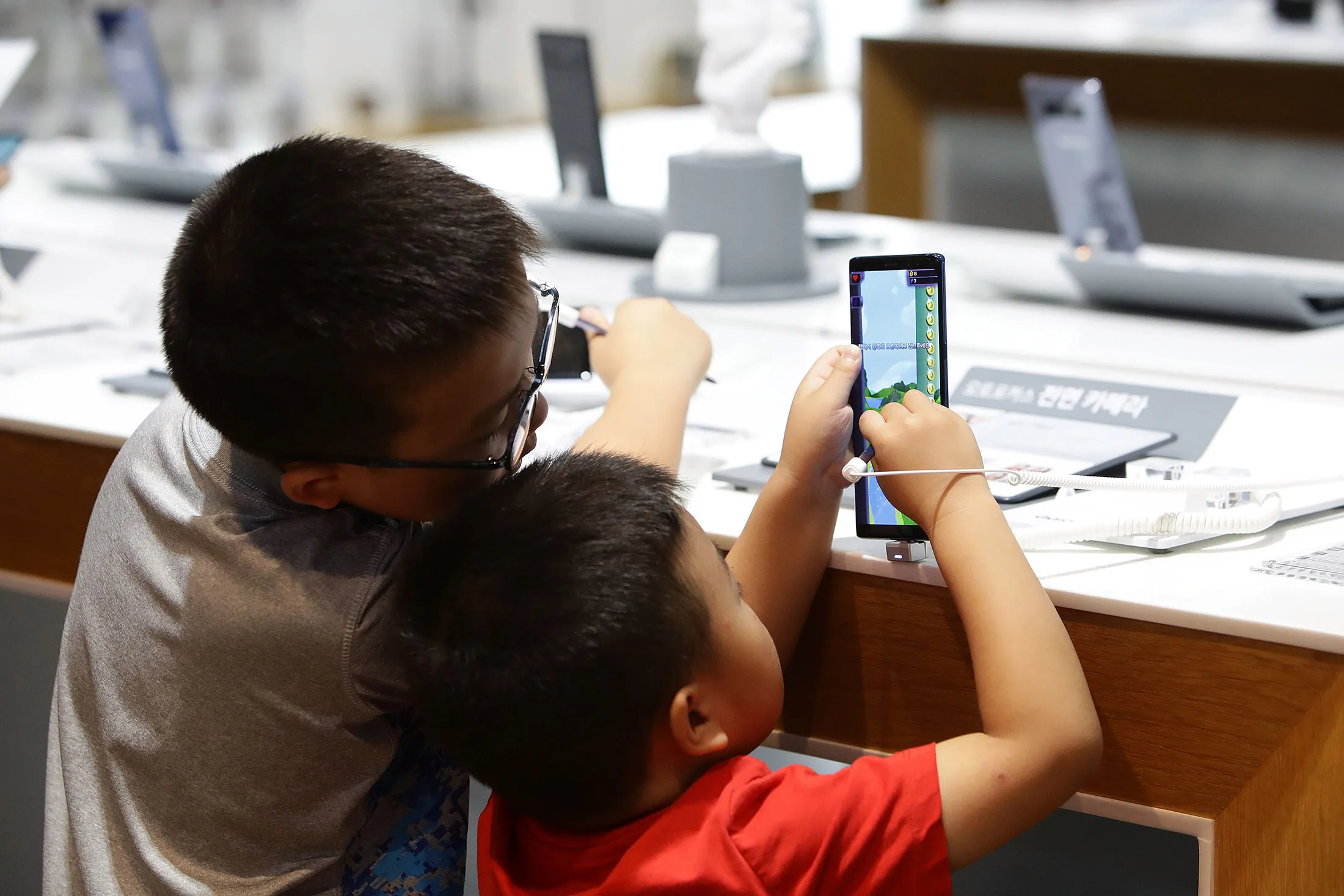 Children play games on a&nbsp;smartphone.