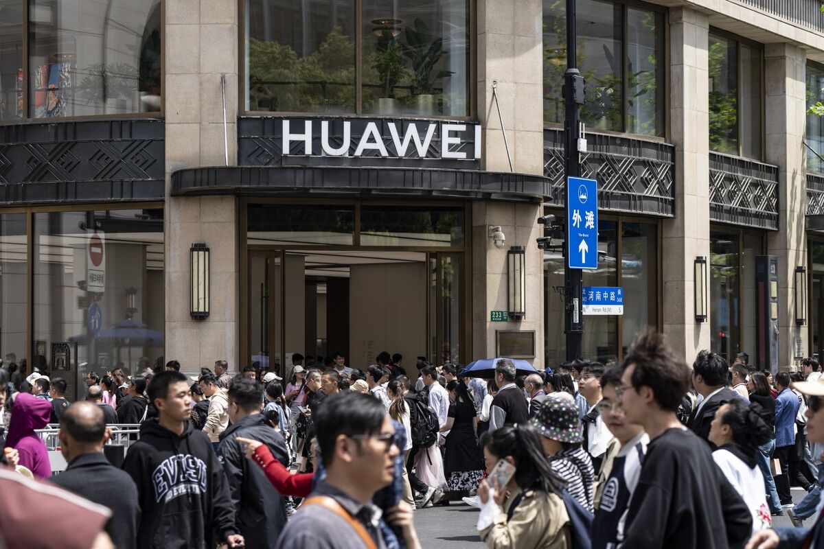 US-China Tech Fight Widens After Taiwan Blacklists Huawei