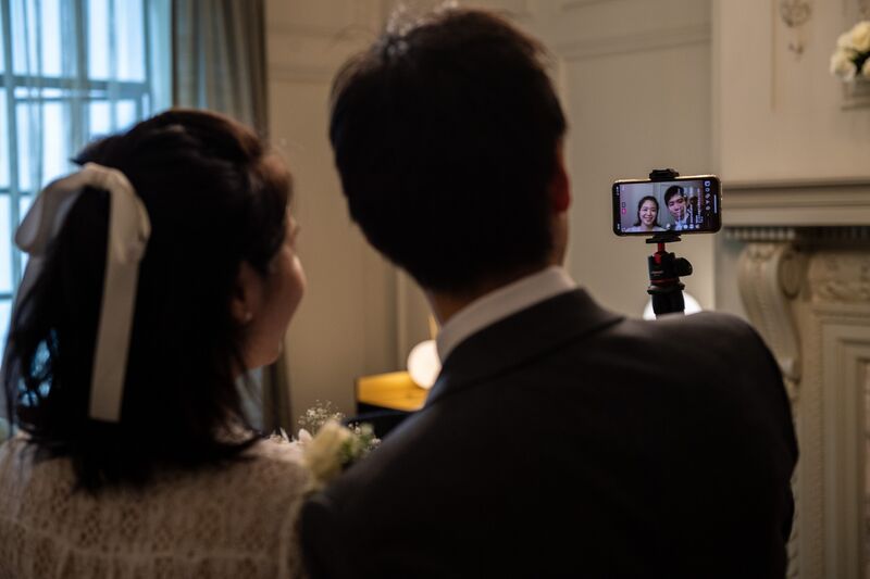 夫妻可以说“我愿意” 在社交距离较远的婚礼上