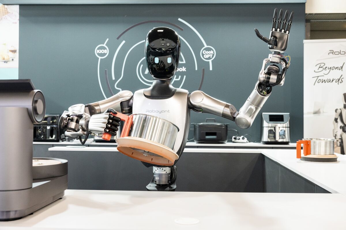 Jack Ma-Backed Ant Unveils Its First Humanoid Robot