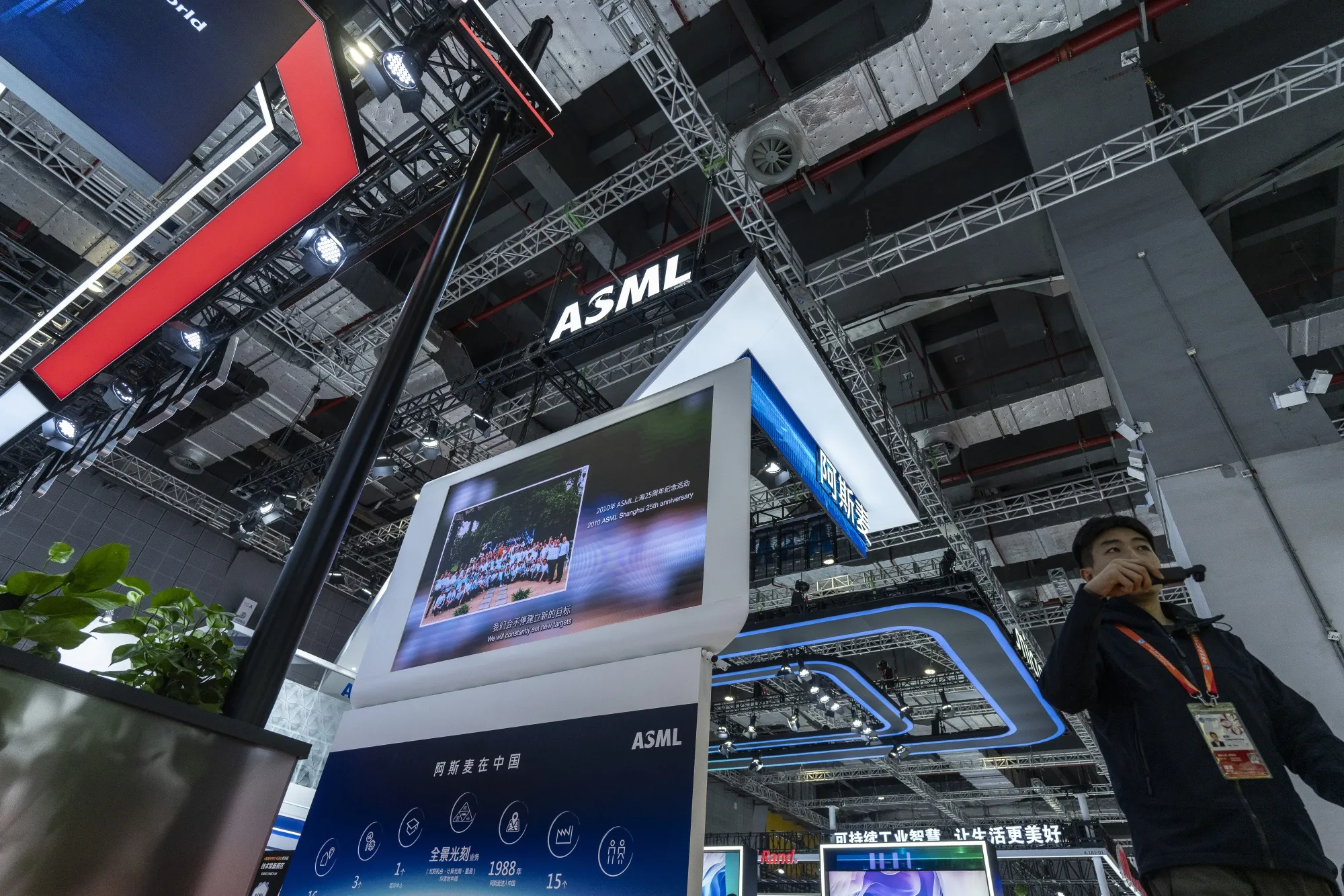 The sector’s main growth drivers for the fourth quarter were&nbsp;ASML Holding NV&nbsp;and Nokia Oy.