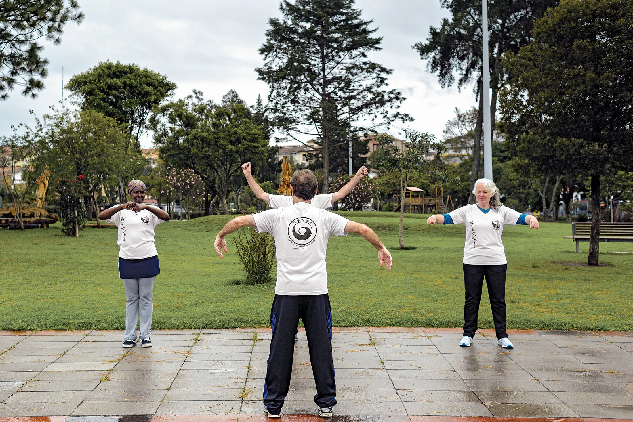 Wayne (center front) and Sandra (right) Materi practice tai chi in Cuenca.
