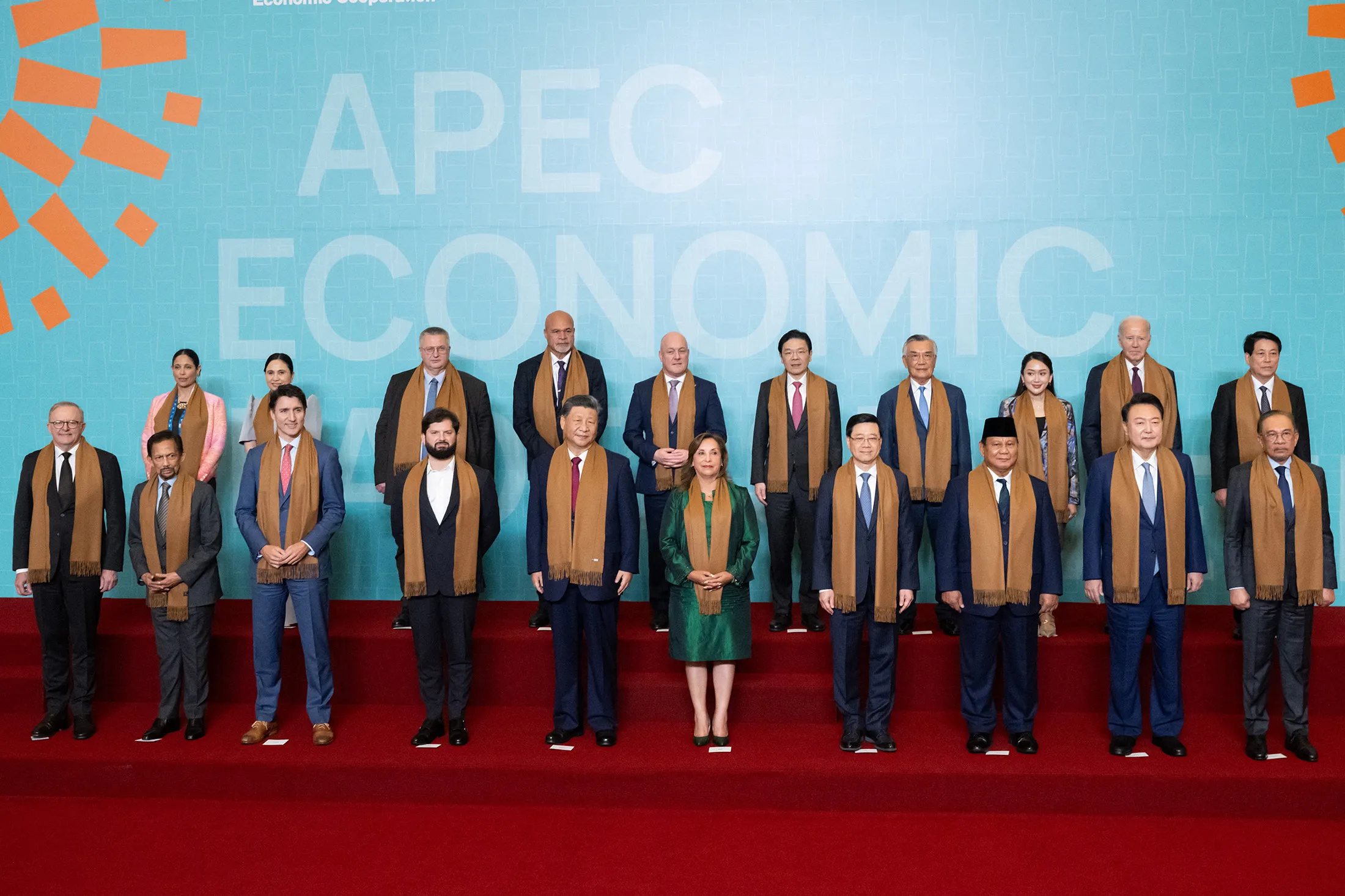 Xi Takes Spotlight in APEC Family Photo With Biden Off to Side - Bloomberg