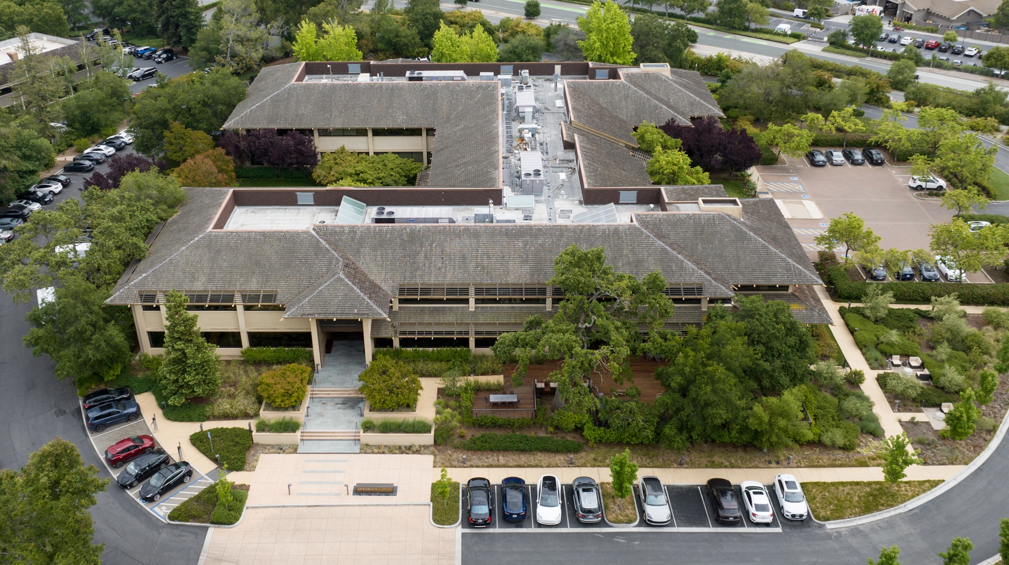Image associated with story "Aschenbrenner’s $400 Million Bet Went to Sequoia-Backed Company"