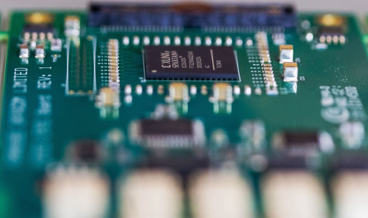 bloomberg.com - Vlad Savov - Memory Crunch and Iran War Lead Phone Market Decline, IDC Says