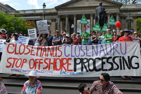 Thousands in Australia protests against refugee centres