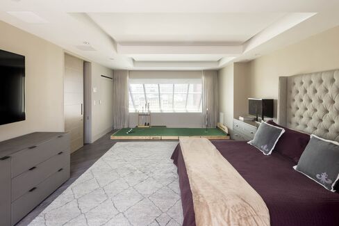 A bedroom at Deron William's Manhattan condo comes with a putting station.