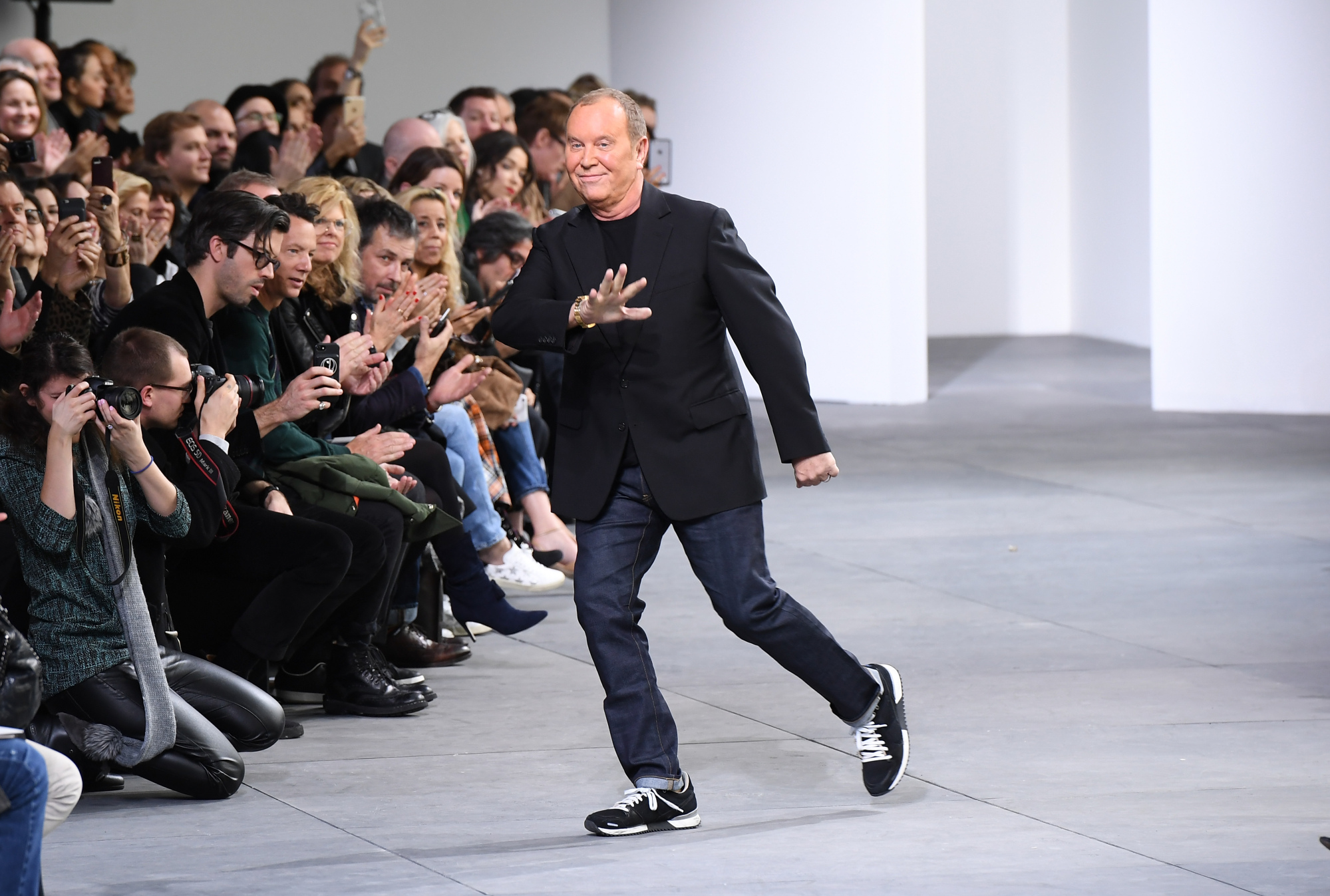 Planlagt leninismen 945 Michael Kors Buys Fashion Label Versace for $2.2 Billion - Bloomberg