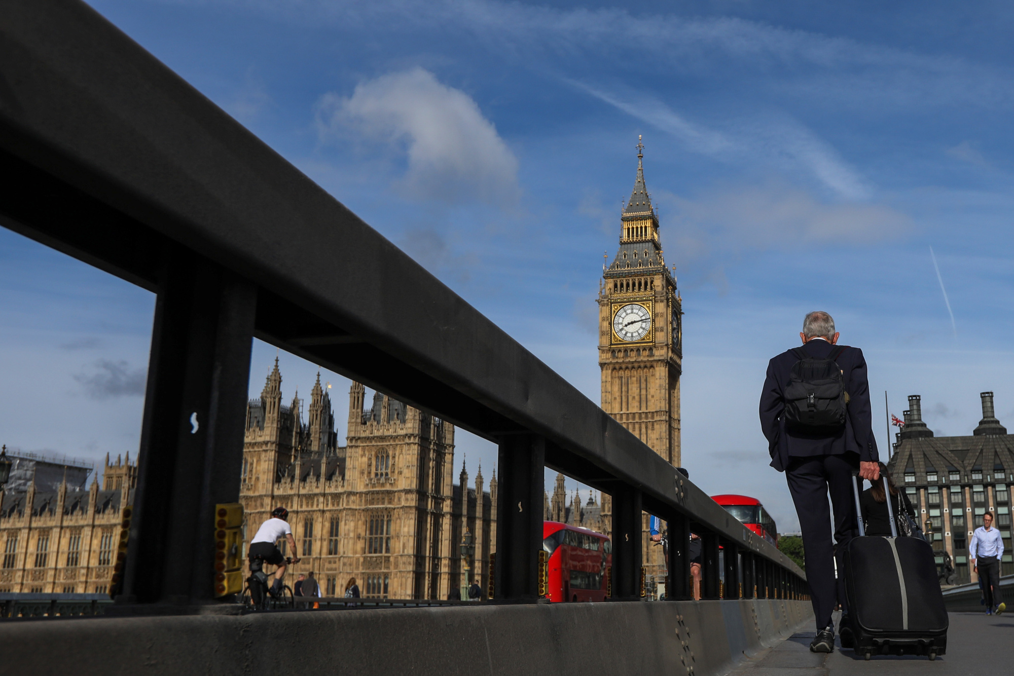 Commuter cross Westminster Bridge alongside barriers erected between the pavement and the road near Big Ben following a terror attack&nbsp;in London on June 5, 2017.&nbsp;