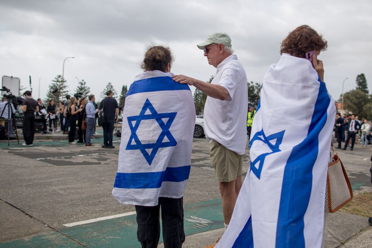 
                            Anger Simmers at Bondi Vigil Over Warnings on Antisemitism Rise