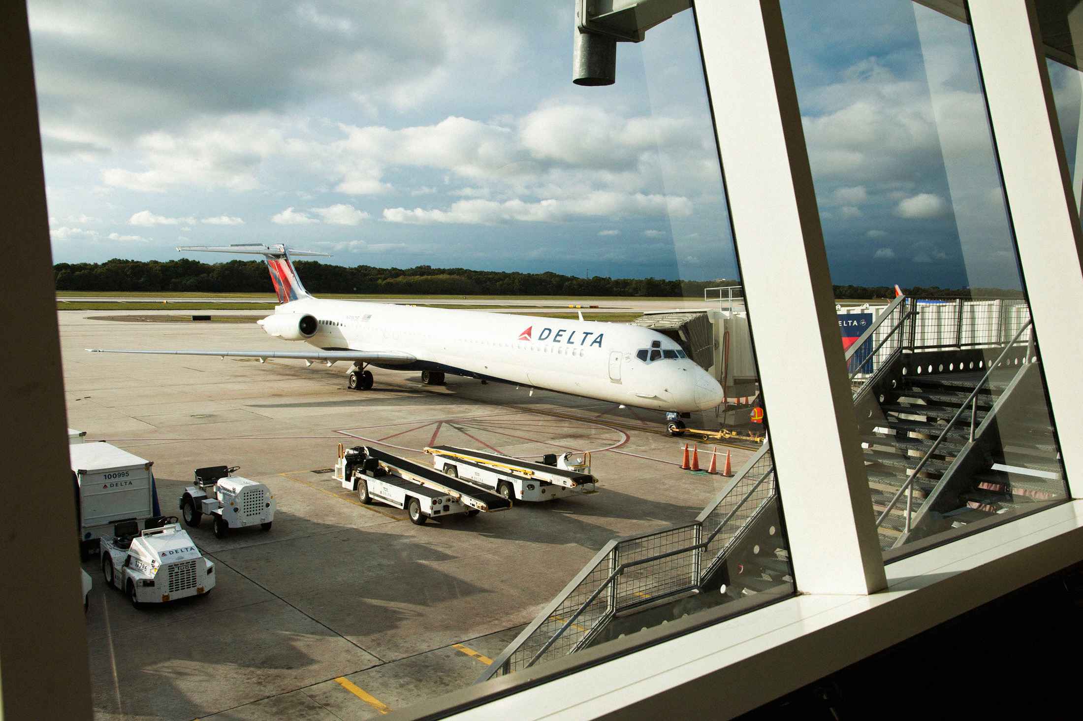 A Delta MD-88 passenger jet at Tampa International Airport.