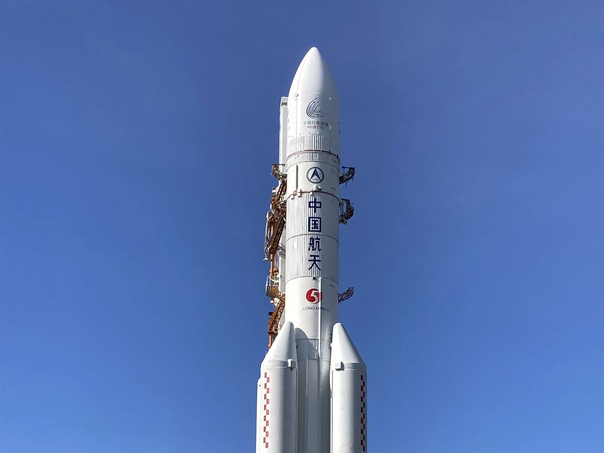 China Moves Rocket Into Place For Upcoming Mars Mission - Bloomberg