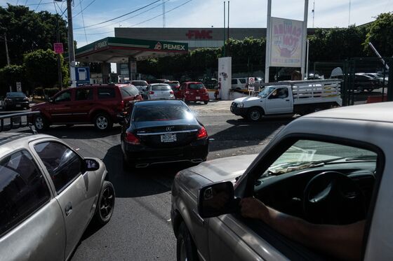 Mexico Oil Chiefs Under Pressure as Fuel Crisis Hits Capital