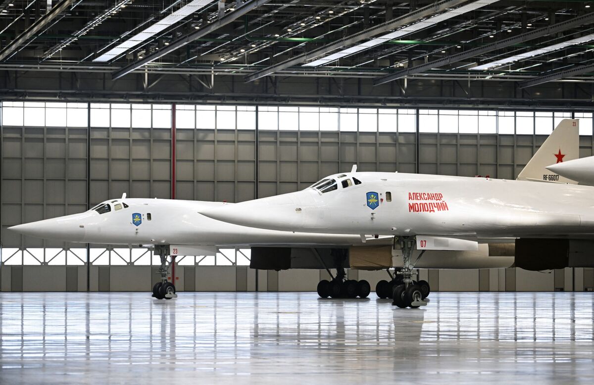 Putin Takes Flight on Russia's Nuclear-Capable Tu-160M Strategic Bomber ...