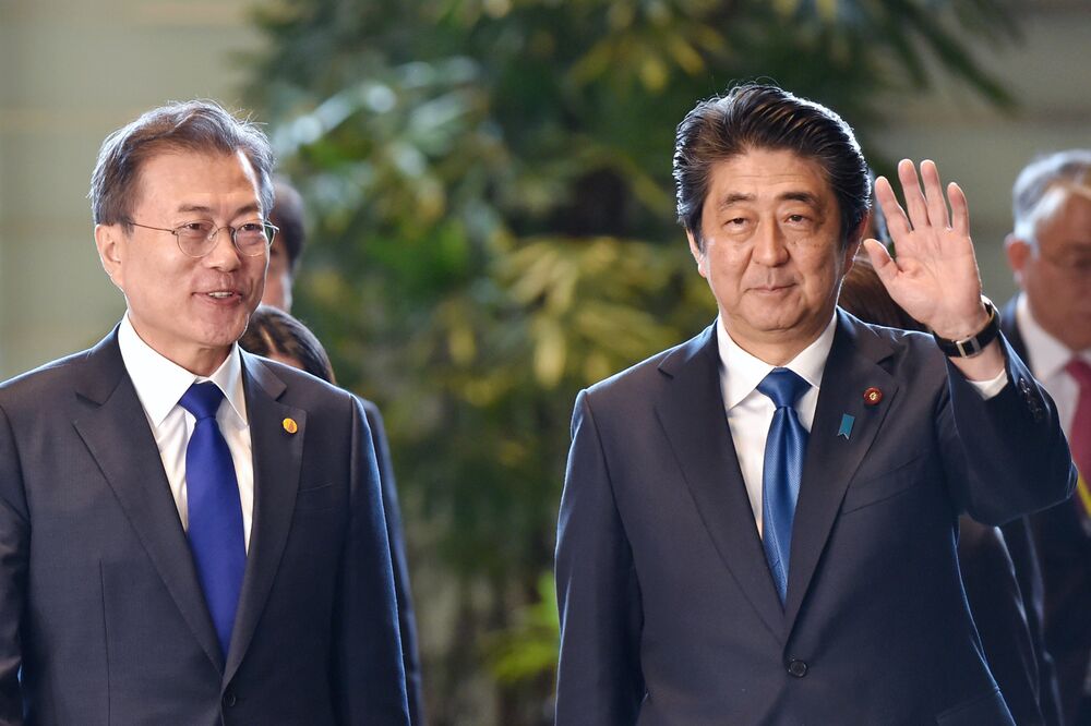 安倍 安倍首相と韓国の文大統領、11分間会話－対話で解決との原則確認