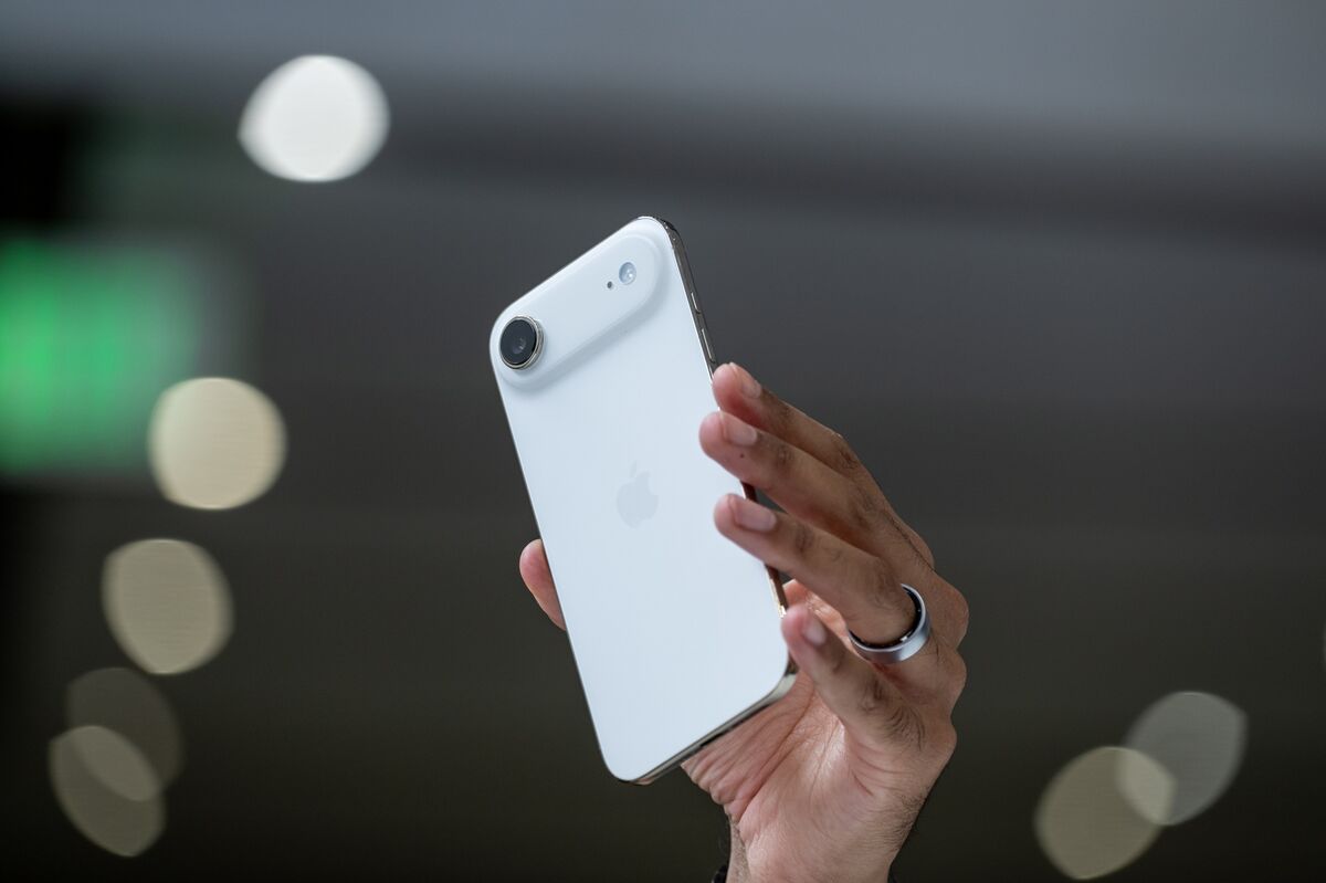 Apple’s iPhone 17, Air Go on Sale to Years of Demand for New Look