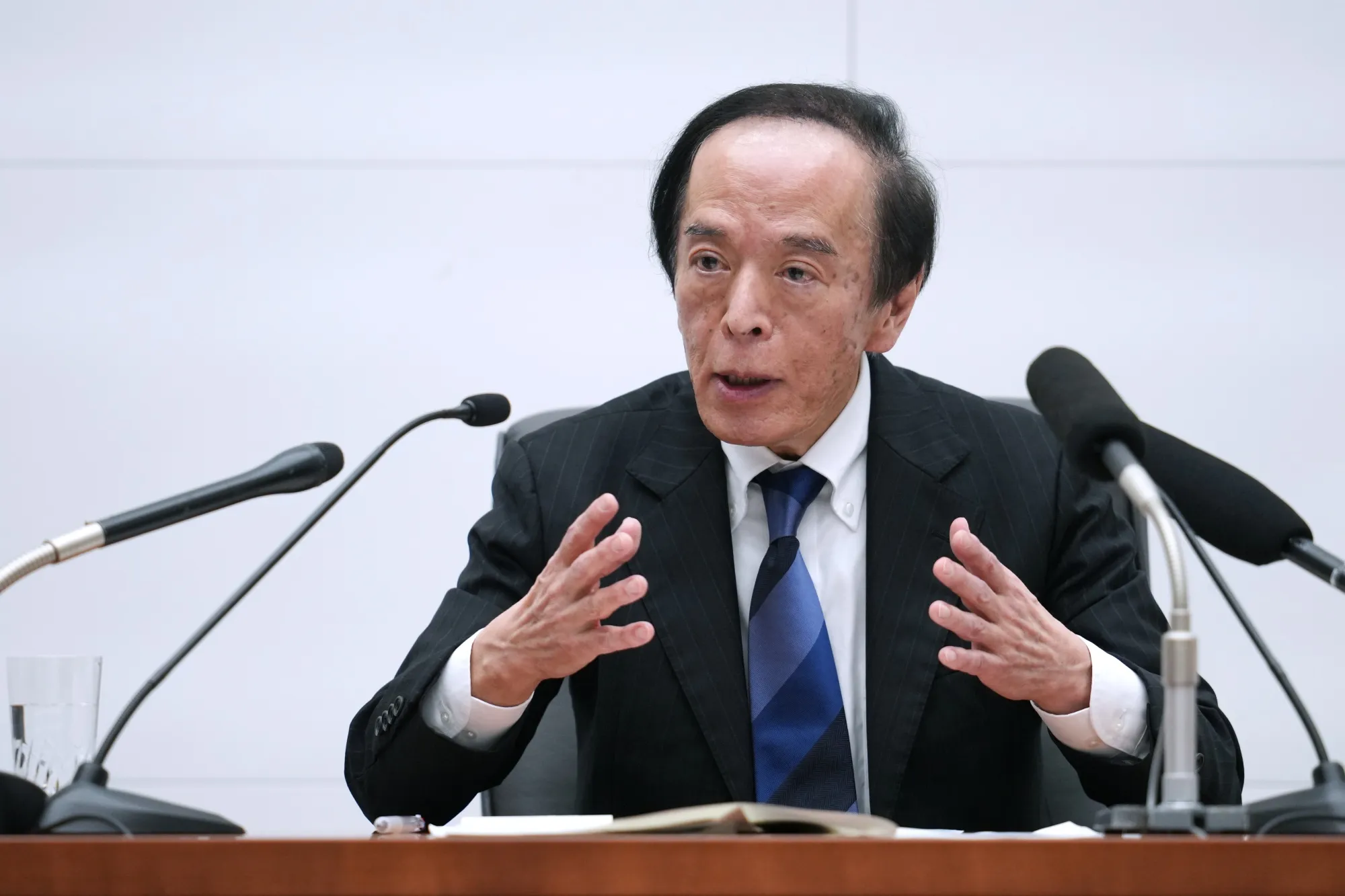 4月会合後に記者会見する植田和男日銀総裁