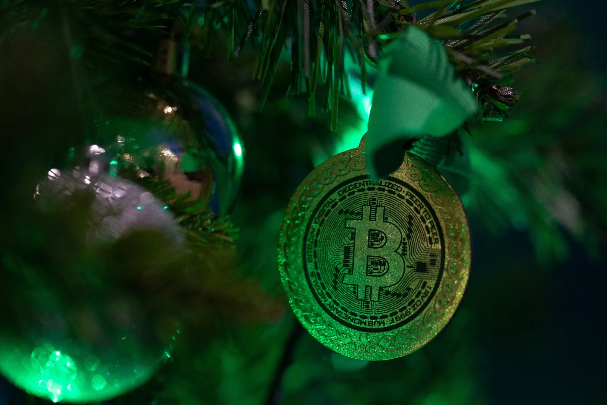 ビットコイン、他資産と連動せずは伝説か－ナスダック100に連れ安 - Bloomberg