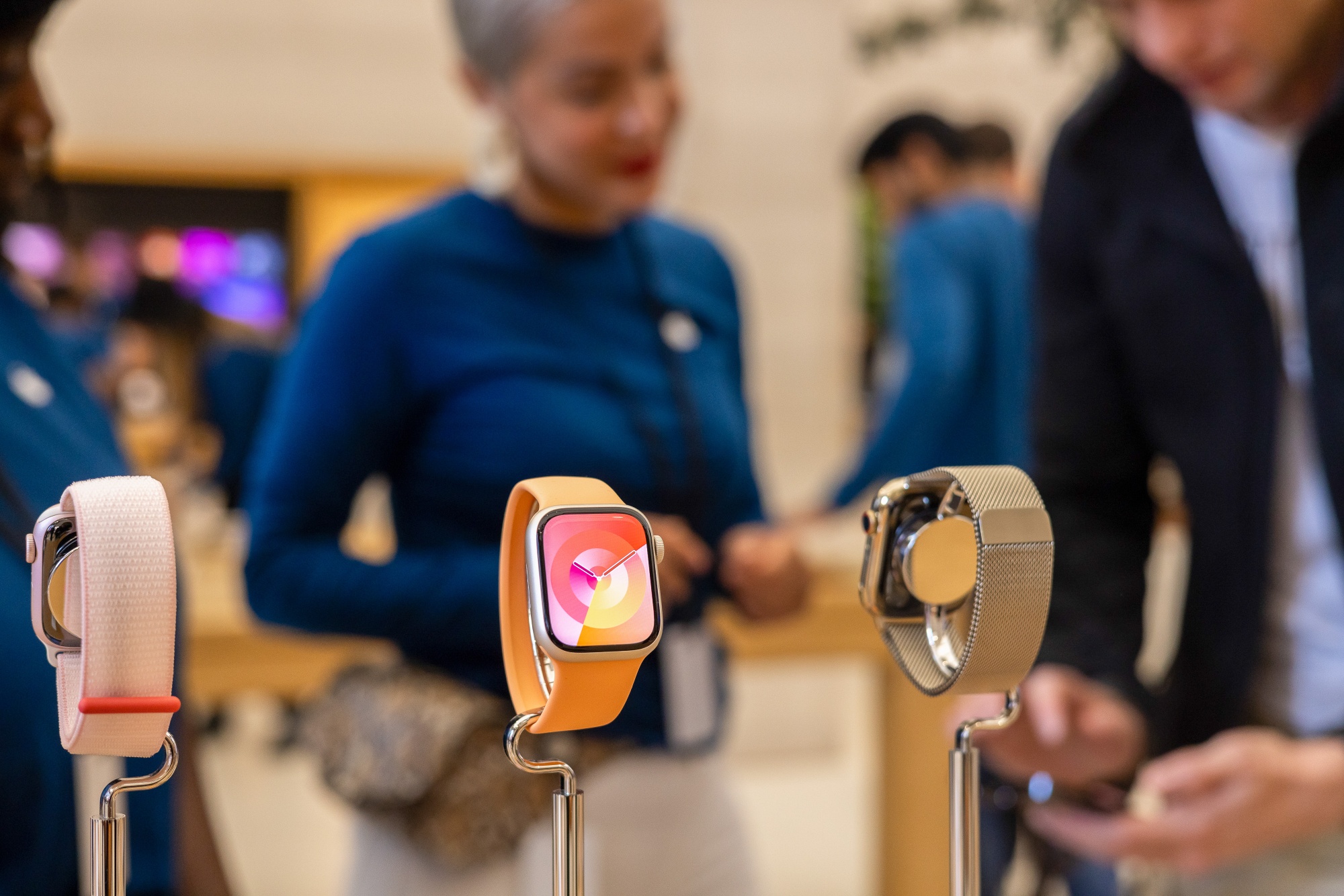 Apple Watch AAPL Holiday Sales Halt Points to Legal Bind It