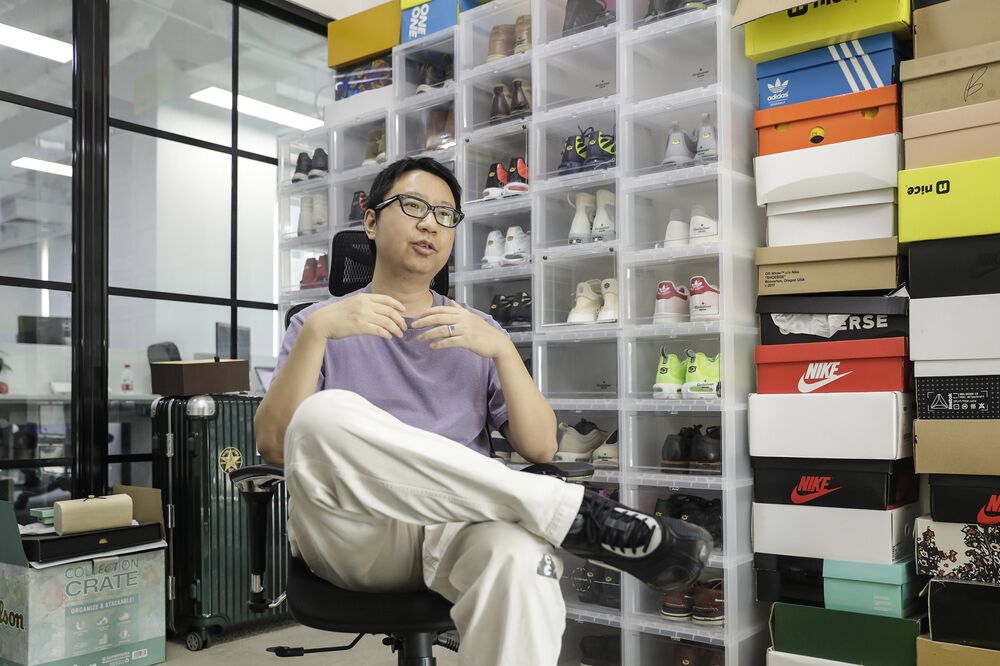 China Sneakerheads Chase 6 600 Returns Flipping Air Jordans Bloomberg