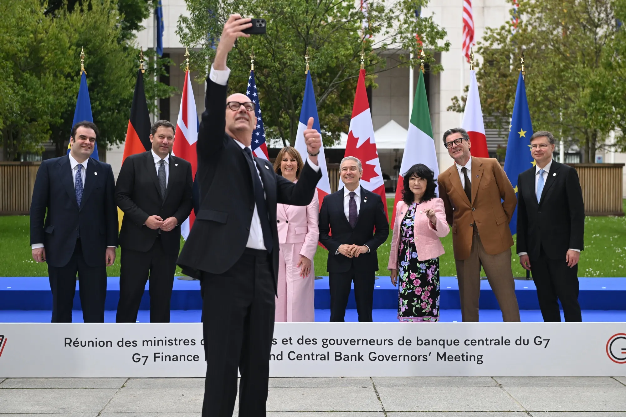 G7財務相らと自撮りするフランスのレスキュール経済・財務相