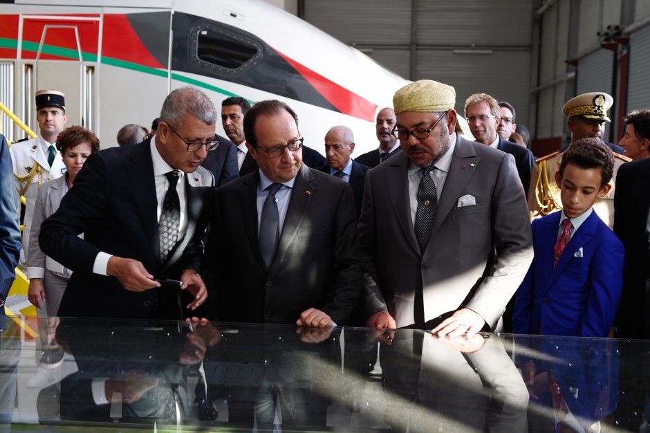 French President François Hollande (center) and Morocco's King Mohammed VI (right) speak with the director of Morocco's national railway, Mohamed Rabie-Khlie, about the new high-speed line.
