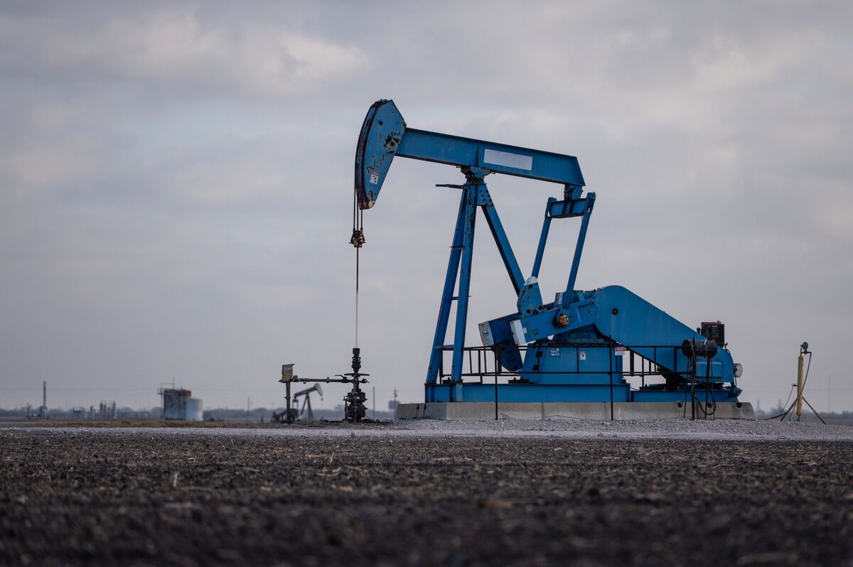 Oil Heads for Biggest Weekly Surge Since 2022 on Middle East War