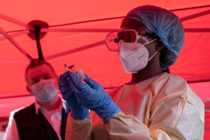 TOPSHOT-UGANDA-HEALTH-VIRUS-VACCINE