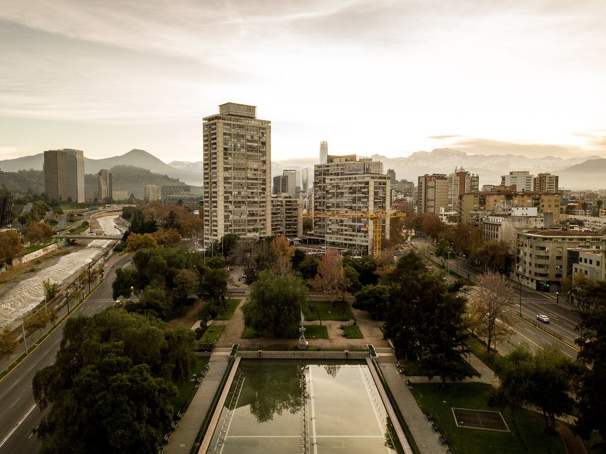 Chile Bond Investors Test Riskier Debt on Growth Revival Bets